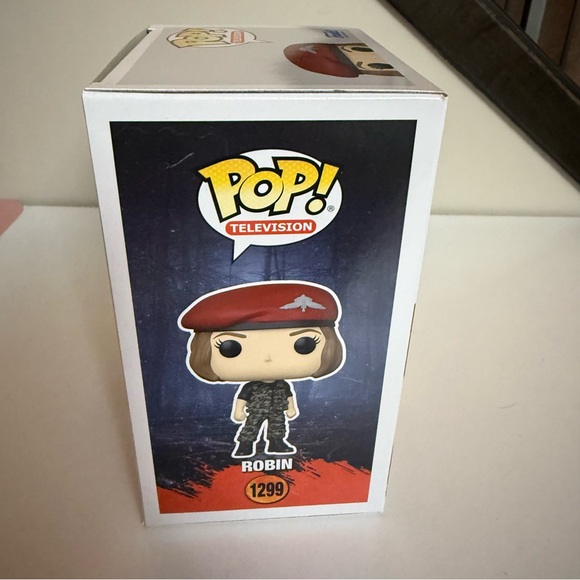 STRANGER THINGS FUNKO POP 1299 ROBIN VINYL FIGURE - Picture 5 of 6